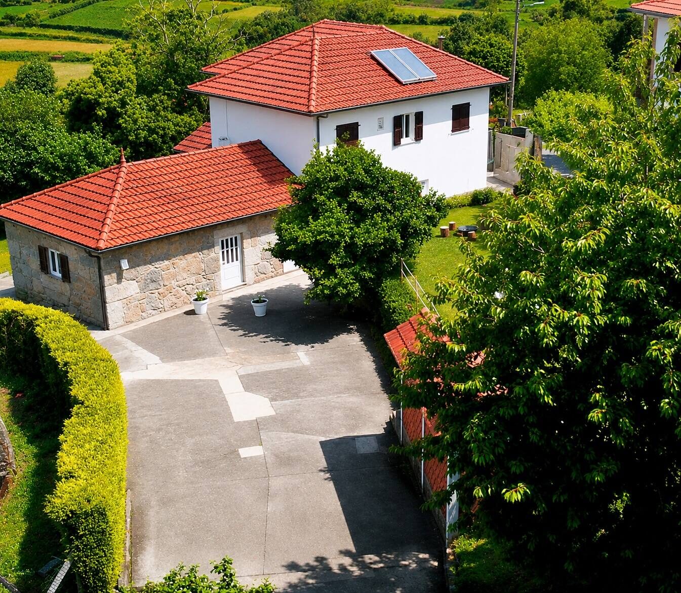 Casa Outeiro 99 — vue aérienne de la maison rurale et de la cour, Paredes de Coura