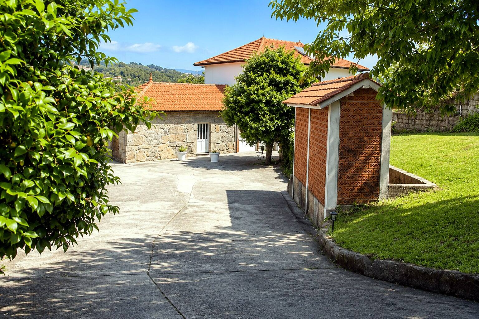 Casa Outeiro 99 — façade en pierre de la maison rurale