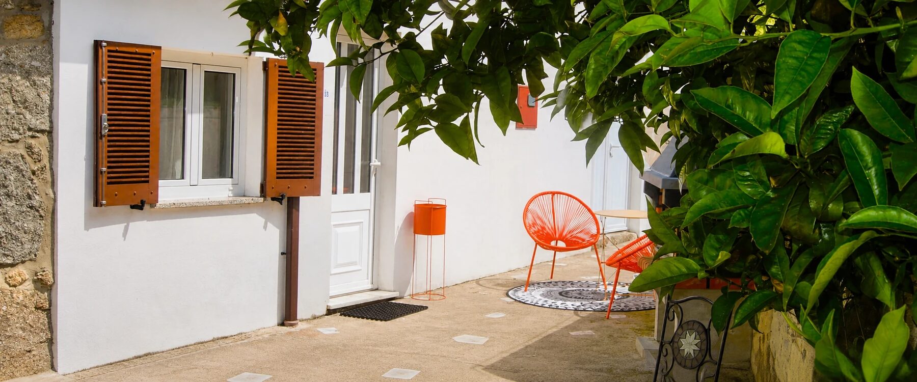 Terrasse ensoleillée de Casa Outeiro 99, à proximité du festival de Paredes de Coura